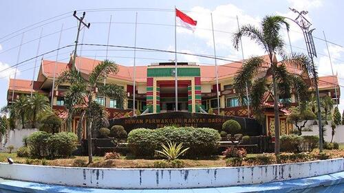 Suasana Kantor DPRD Riau beberapa waktu lalu, pendapatan perbulan anggota DPRD Riau sebulannya mencapai Rp59,2  juta lebih, didominasi tunjangan.  (Foto: Tribun Pekanbaru)